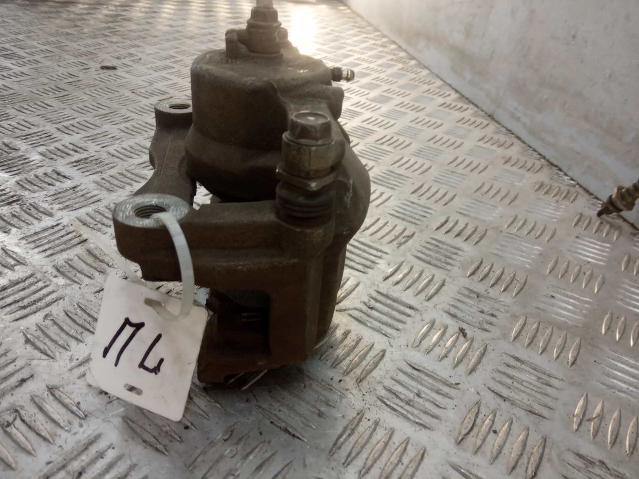 Суппорт передний левый