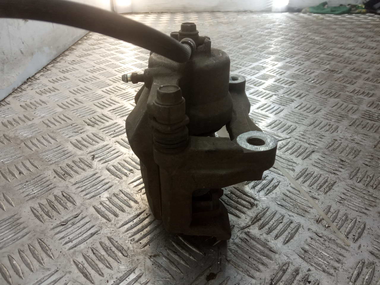 Суппорт передний левый