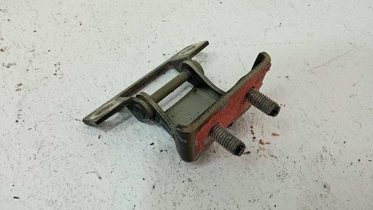 Петля двери багажника