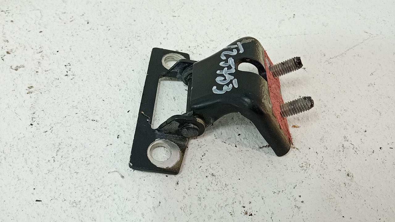 Петля двери багажника