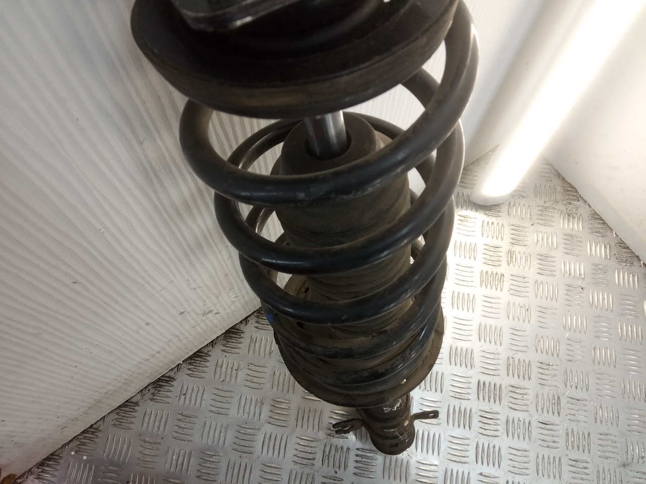 Амортизатор передний правый