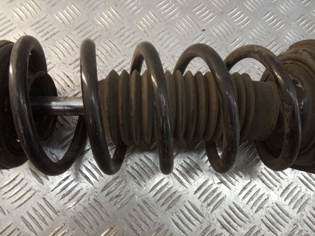 Амортизатор передний правый