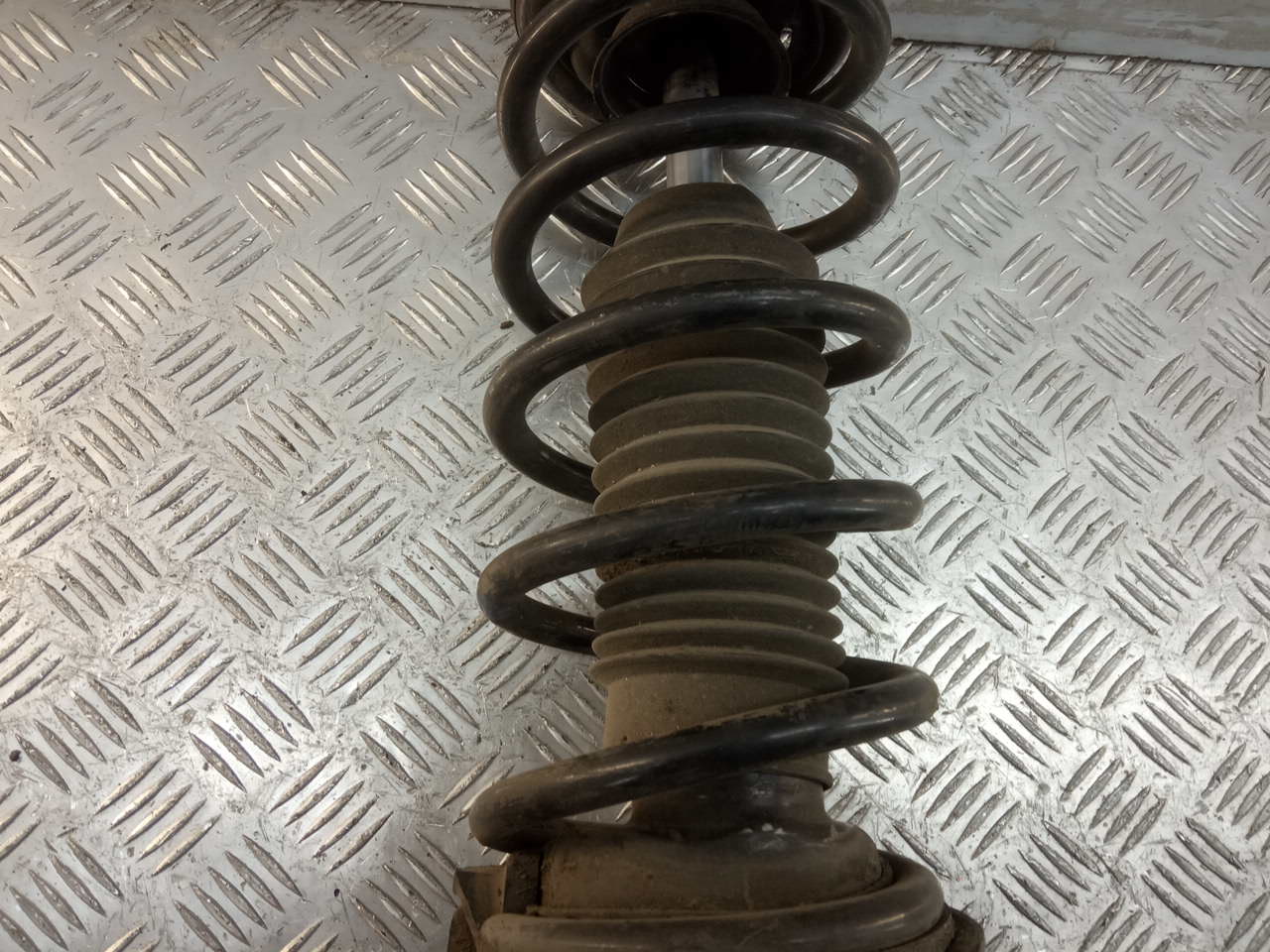 Амортизатор передний правый