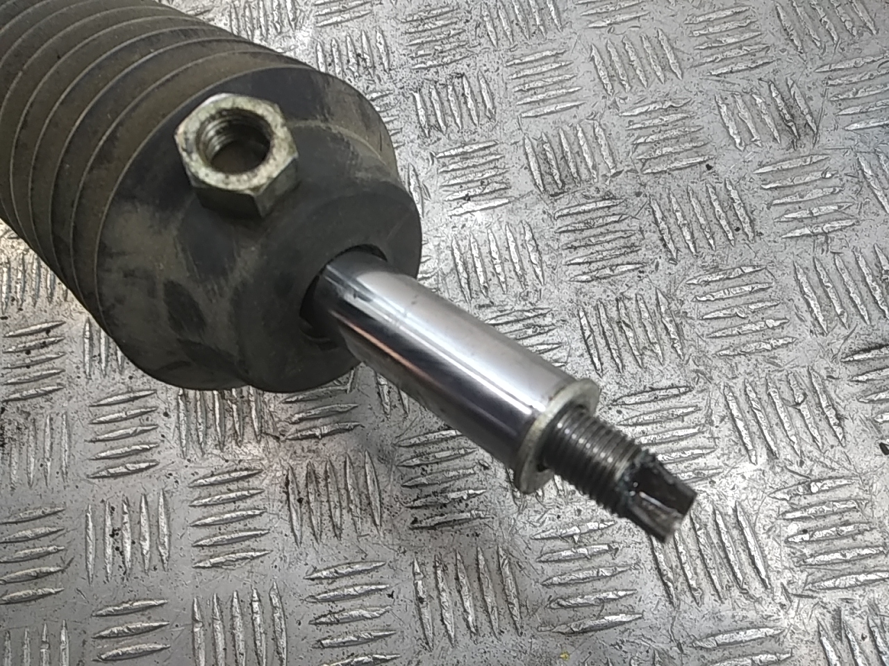 Амортизатор передний правый