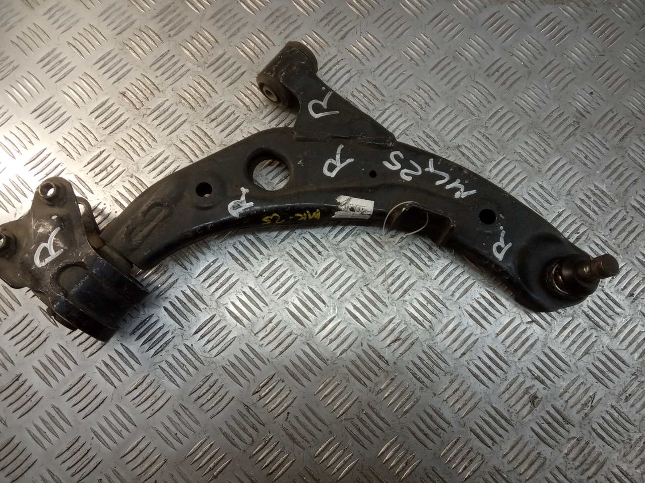 Рычаг передний правый