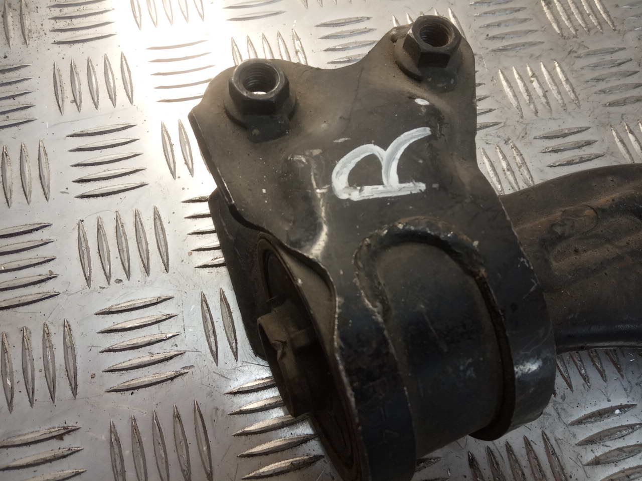 Рычаг передний правый