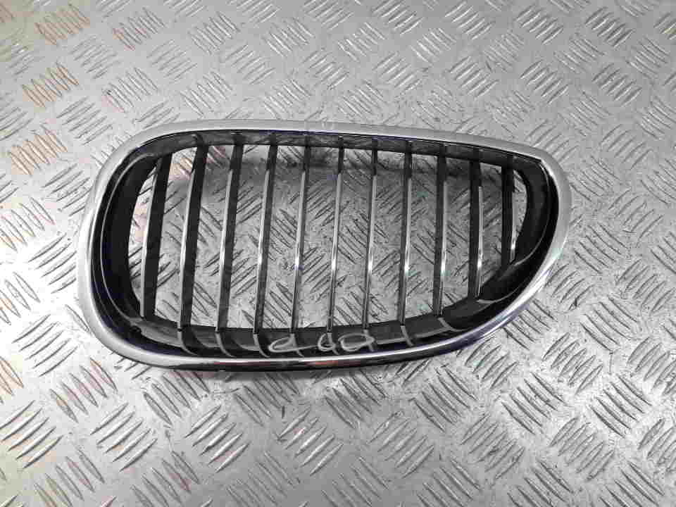 Решетка радиатора левая