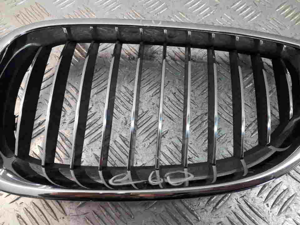 Решетка радиатора левая