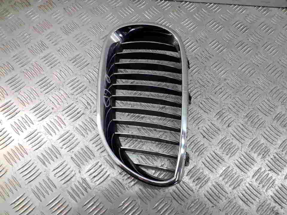 Решетка радиатора левая