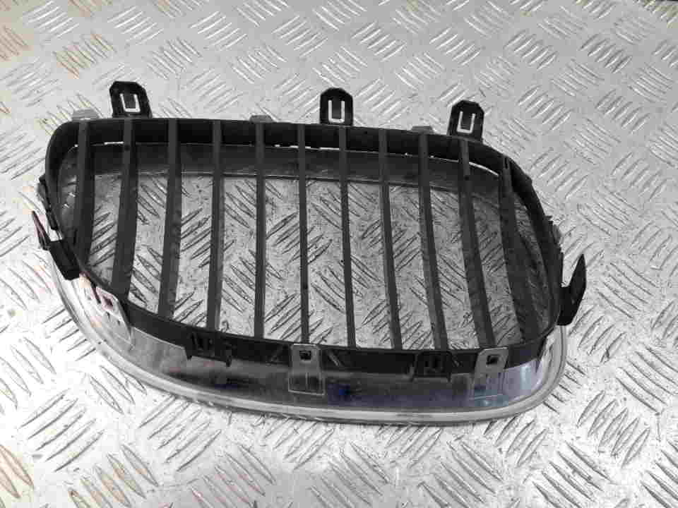 Решетка радиатора левая