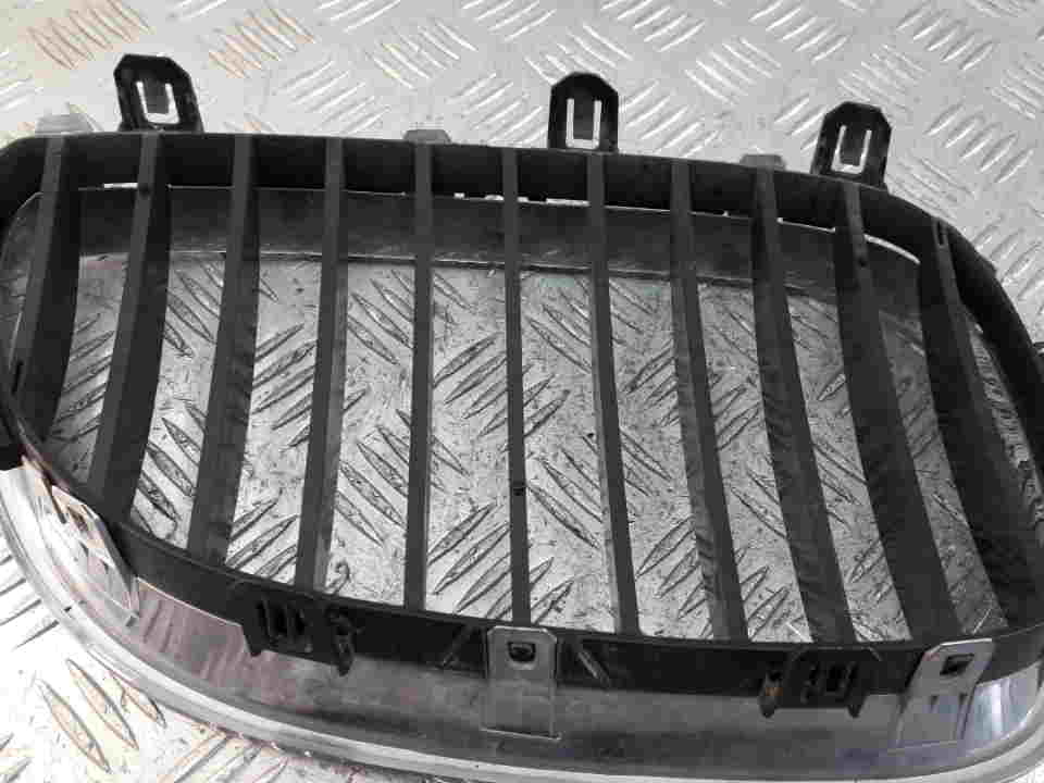 Решетка радиатора левая