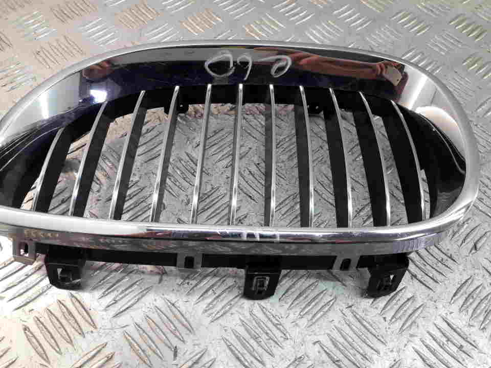 Решетка радиатора левая