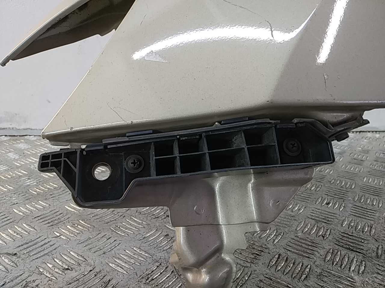 Направляющая переднего бампера левая