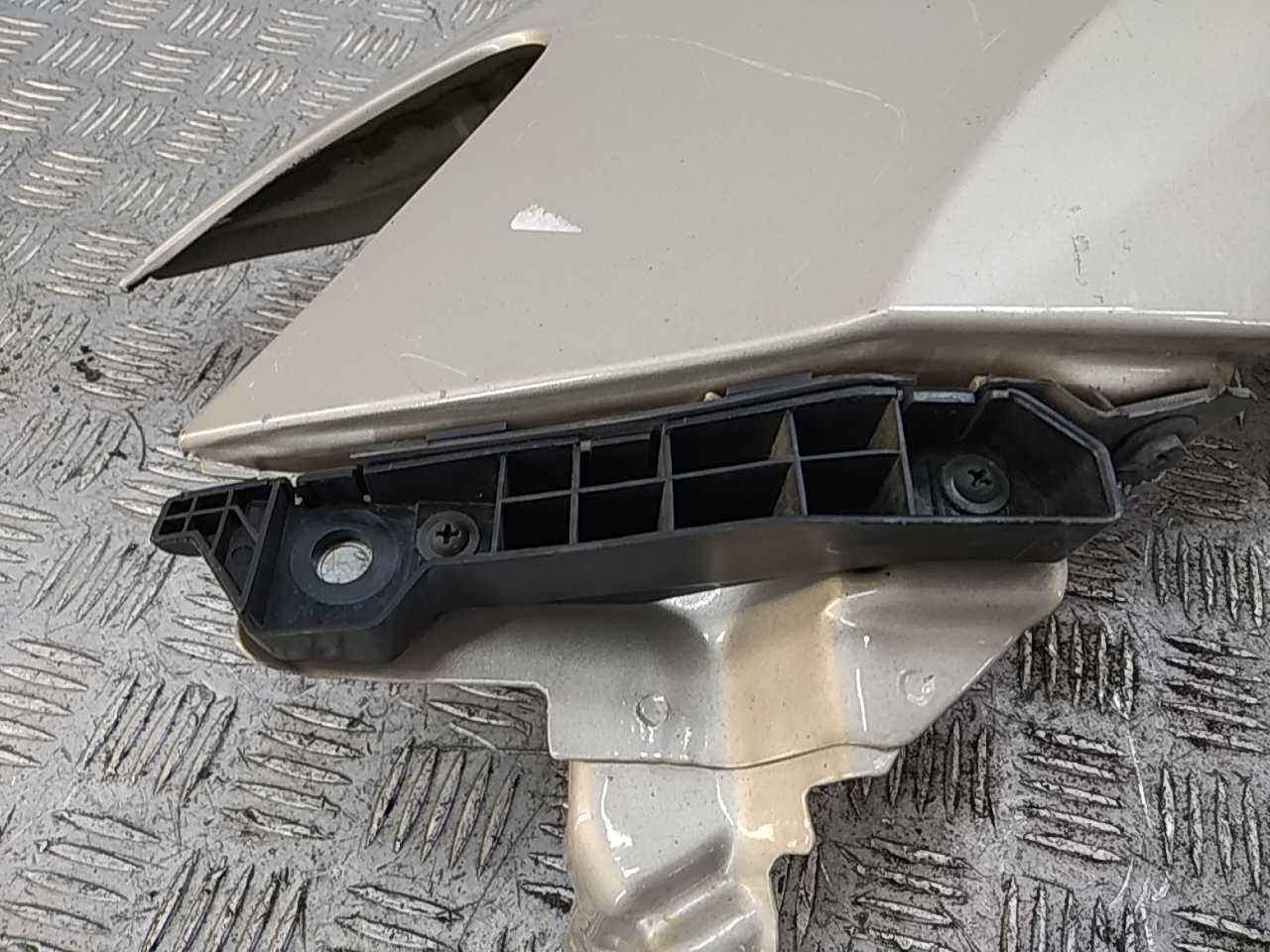 Направляющая переднего бампера левая