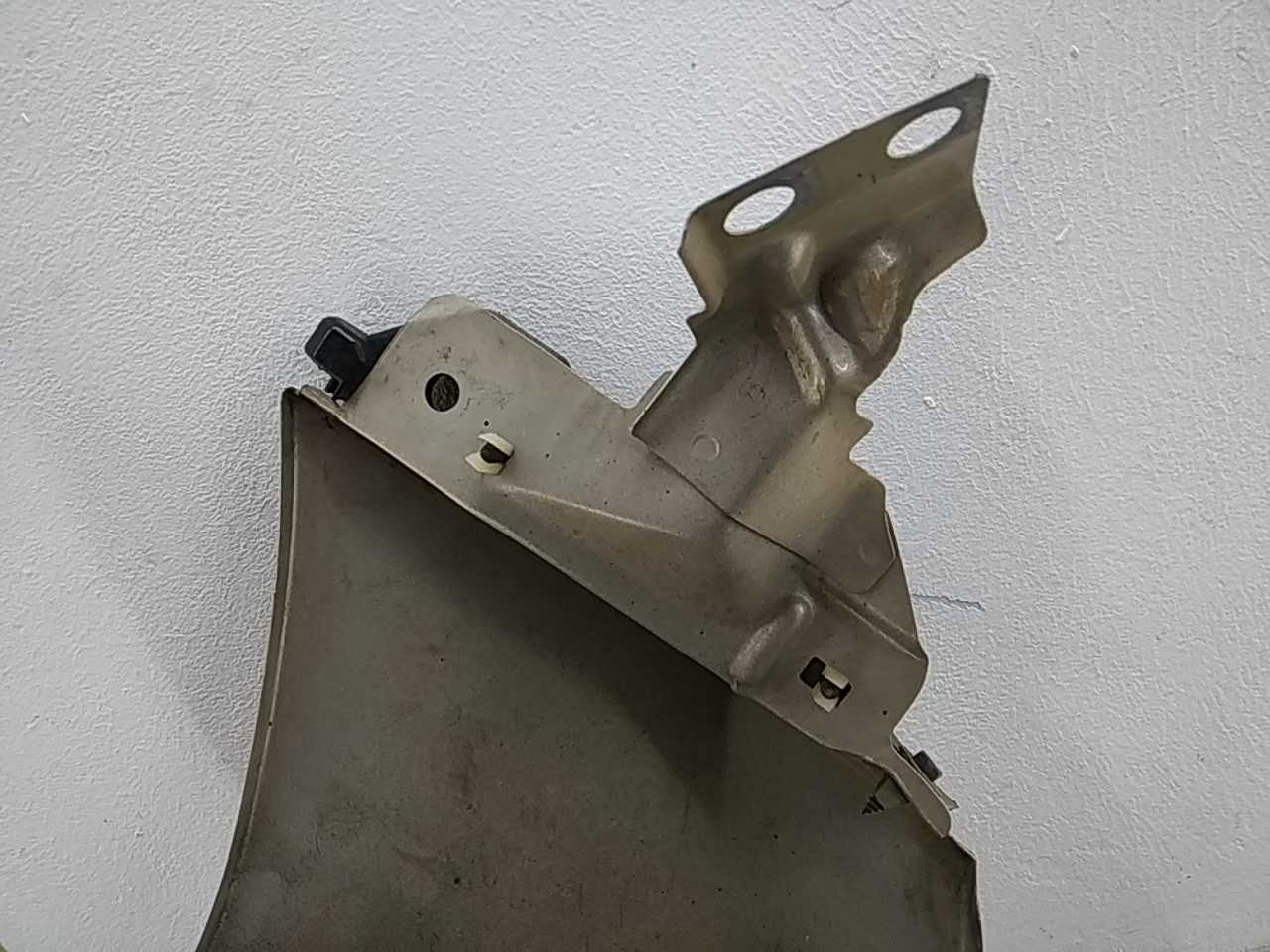 Направляющая переднего бампера левая