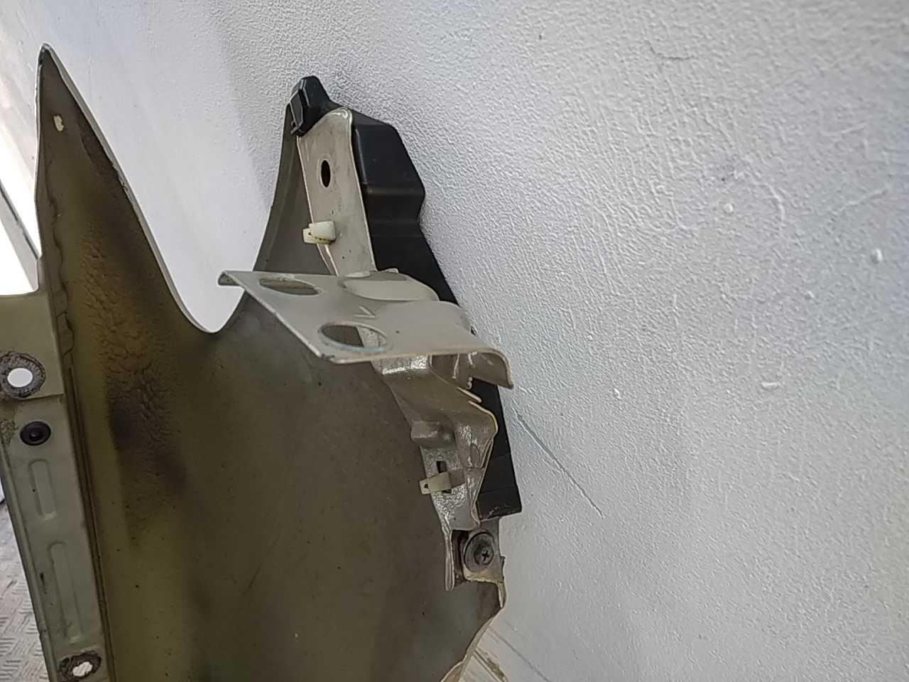 Направляющая переднего бампера левая