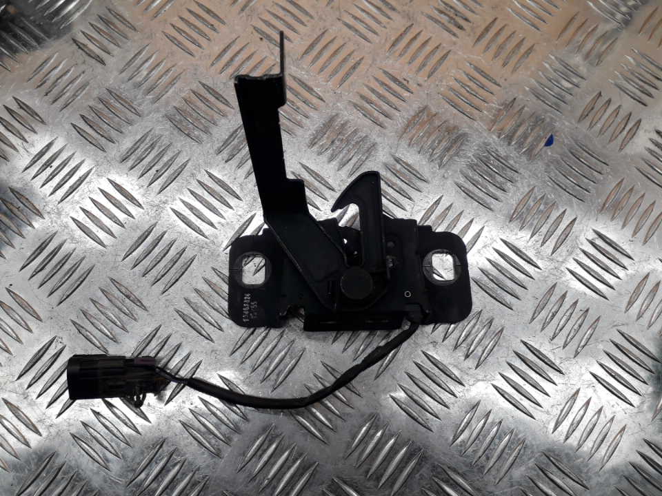 Замок капота