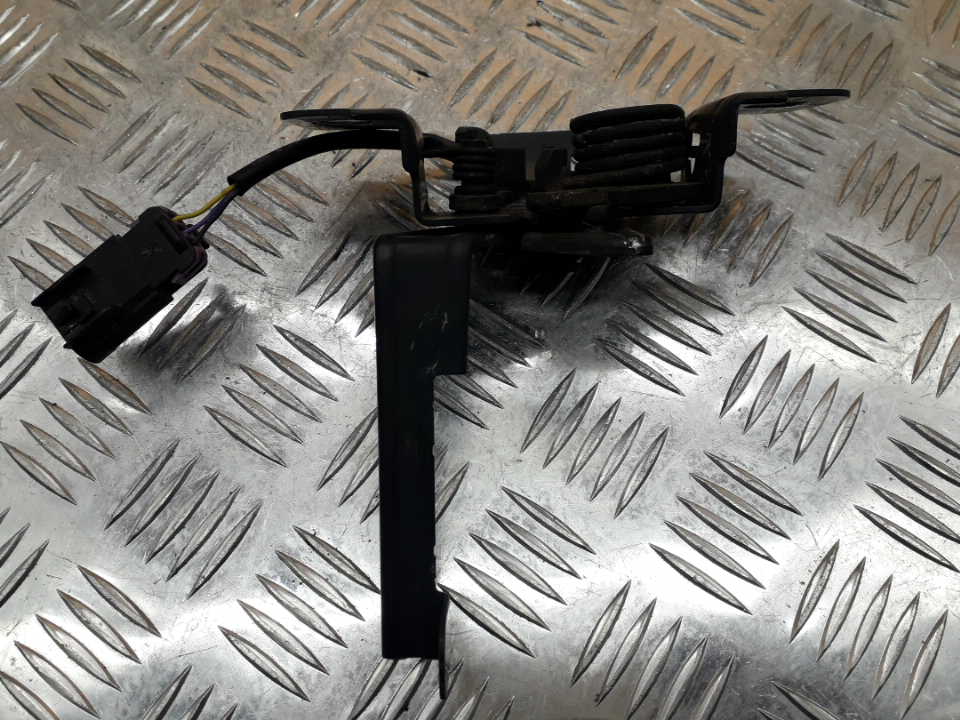 Замок капота