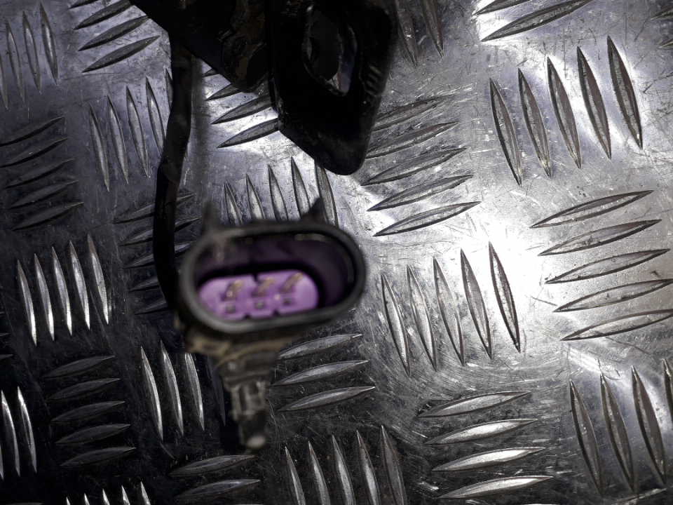 Замок капота