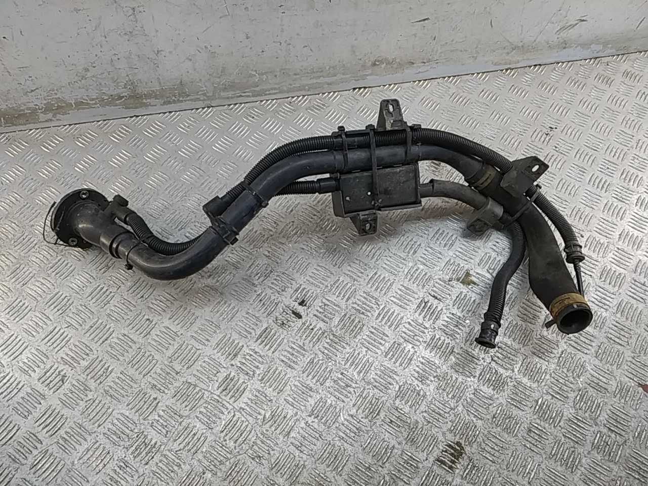 Горловина топливного бака