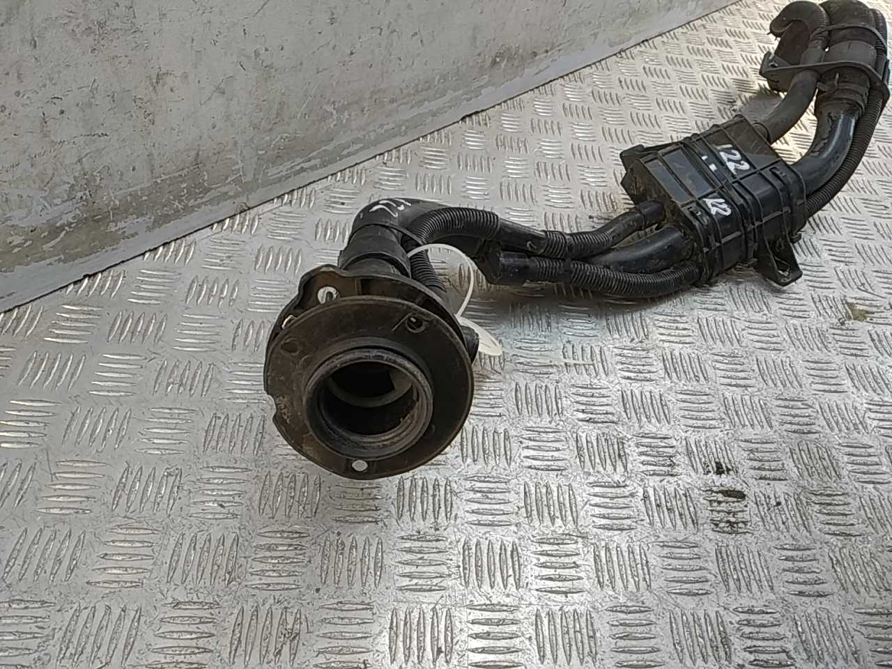 Горловина топливного бака