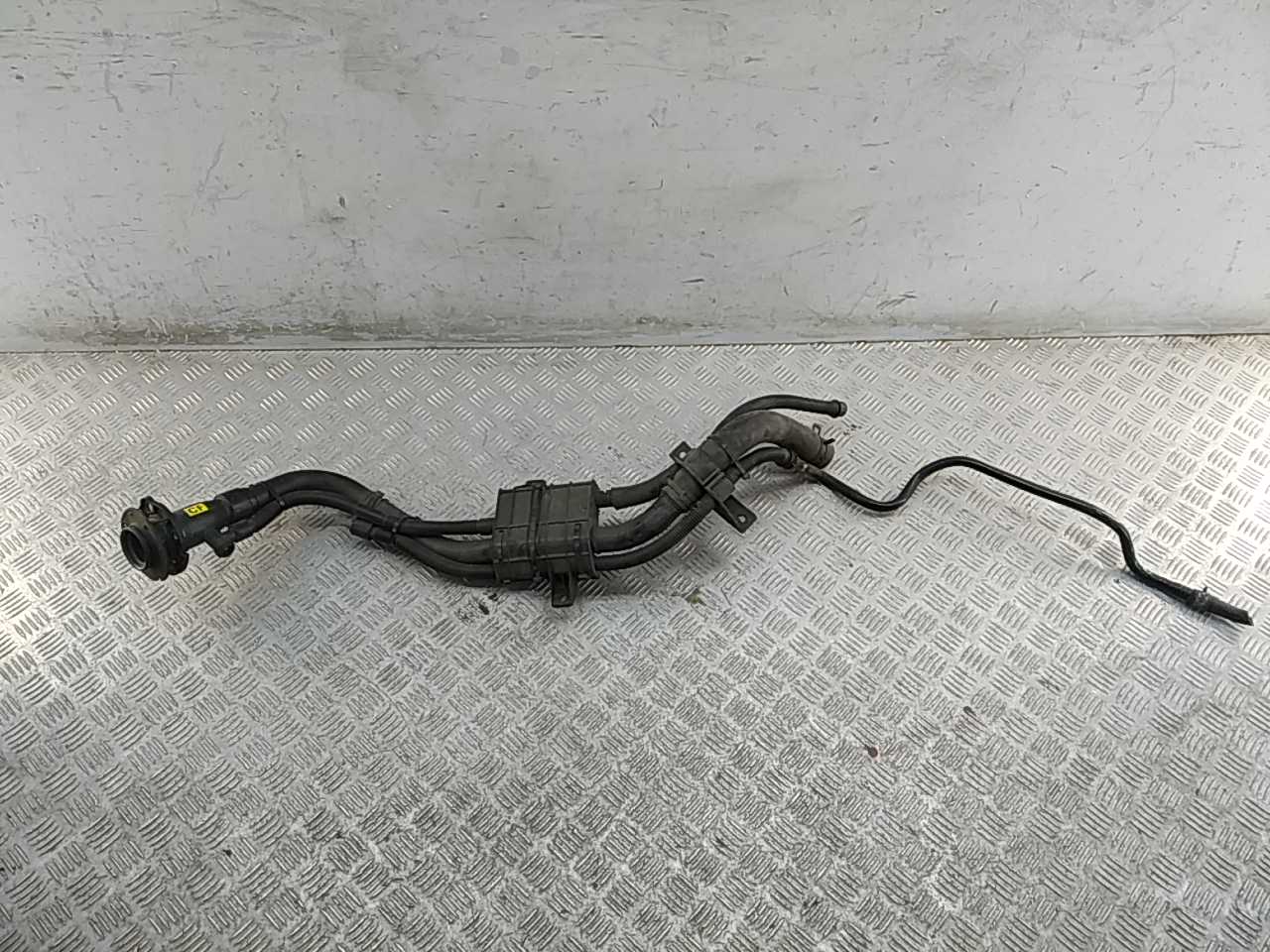 Горловина топливного бака