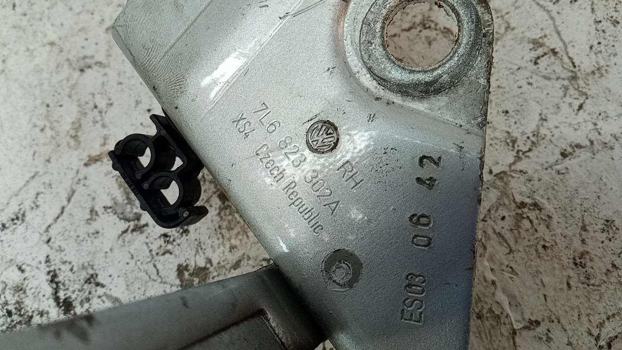 Петля капота правая