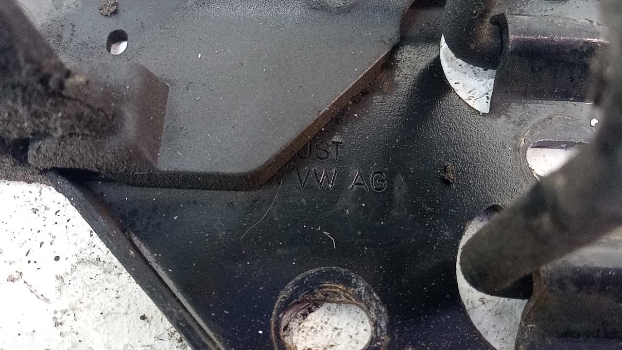 Крючок капота