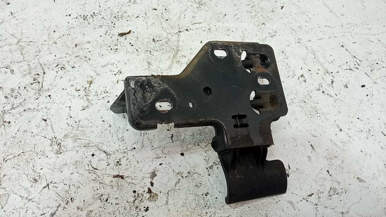 Крючок капота