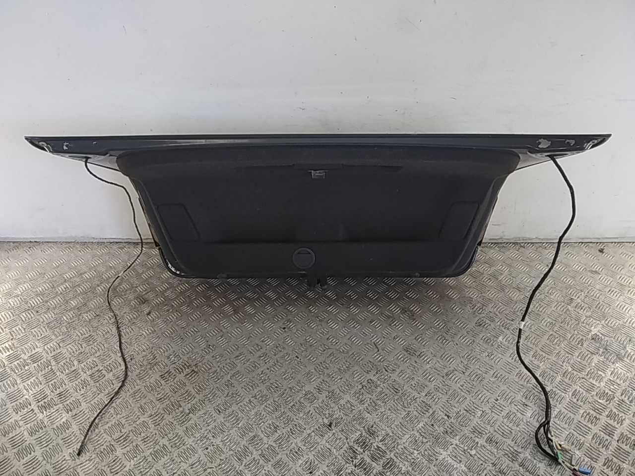 Обшивка крышки багажника