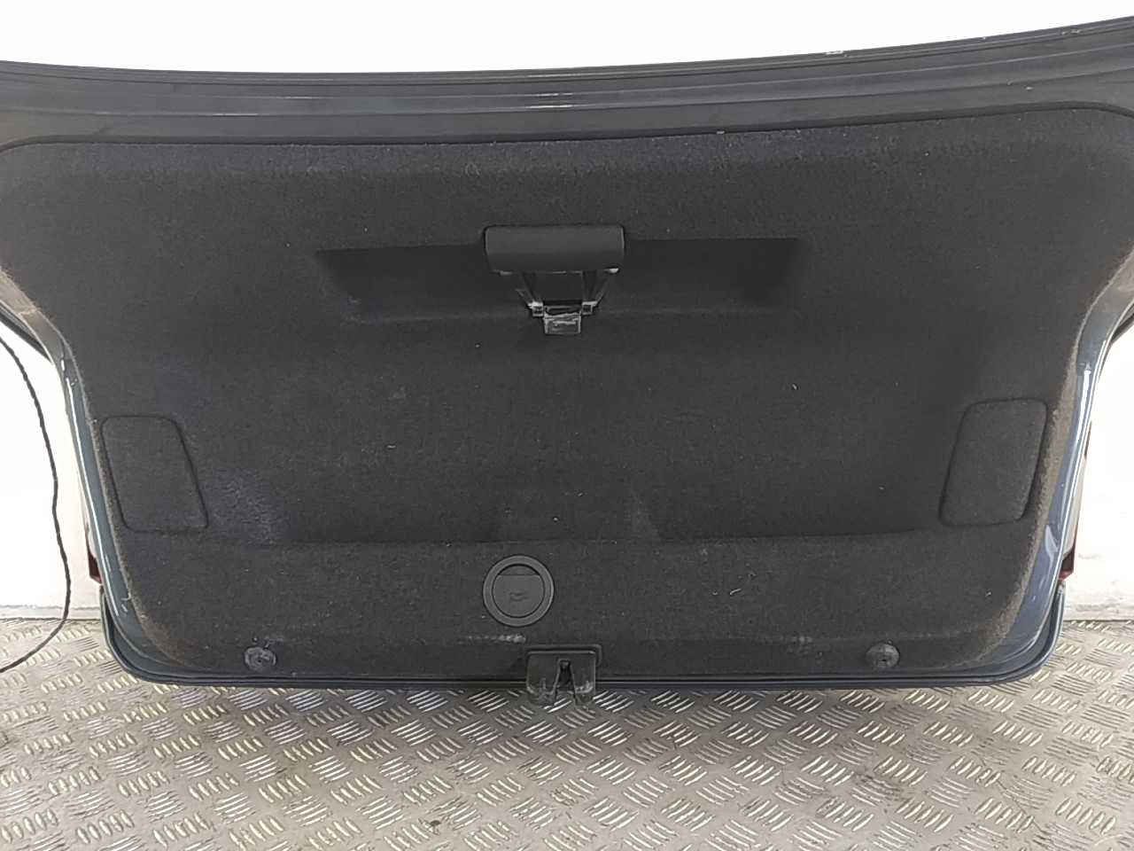 Обшивка крышки багажника