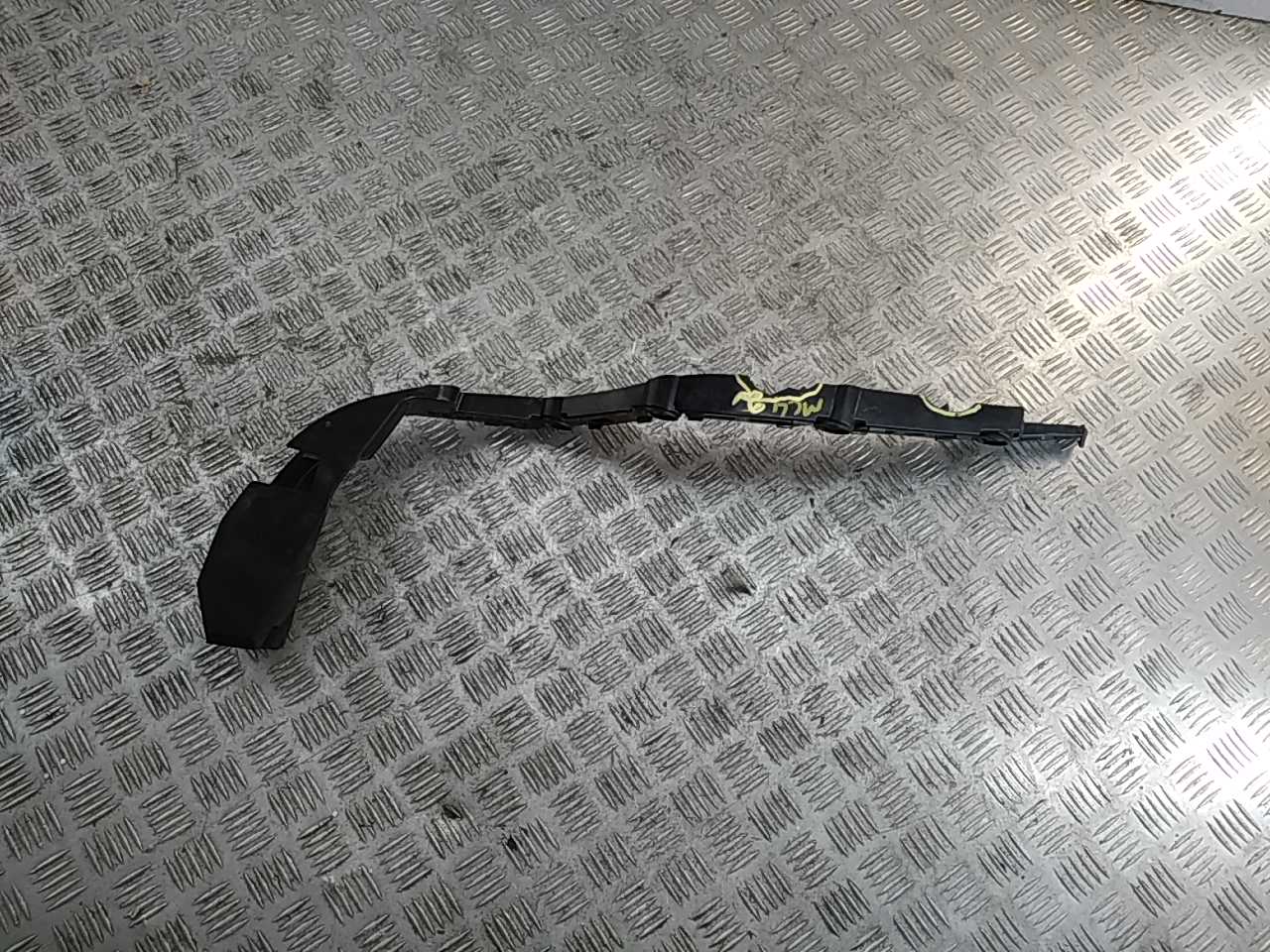 Направляющая заднего бампера правая