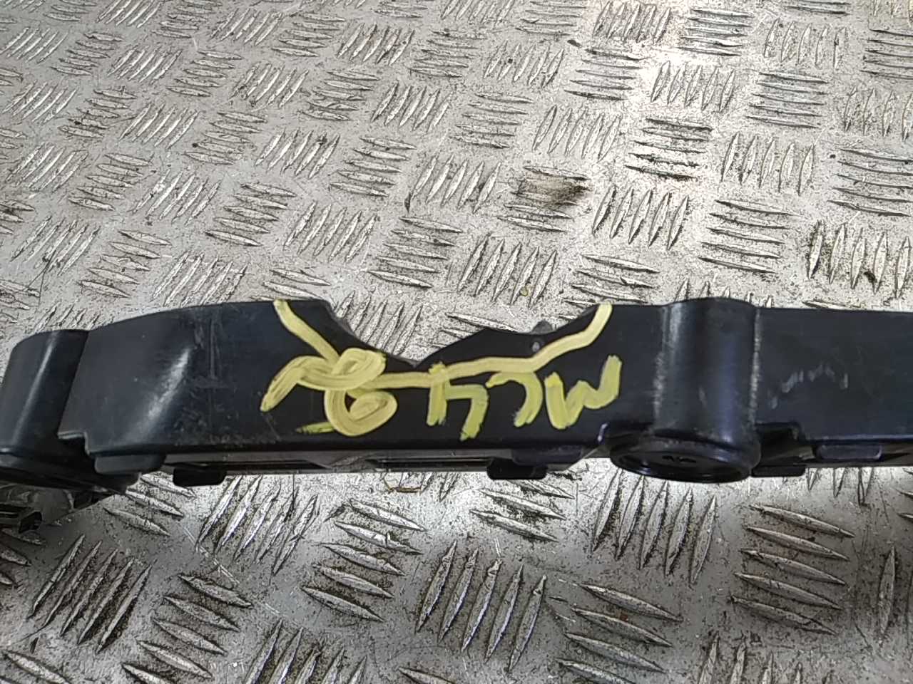 Направляющая заднего бампера правая