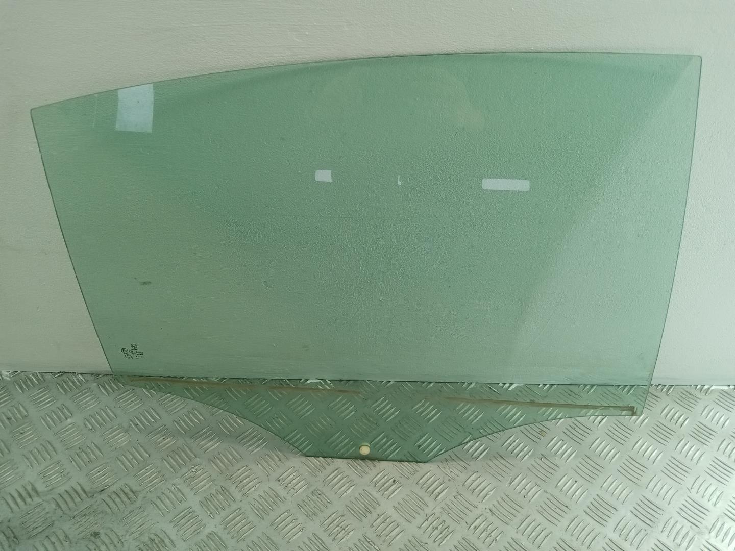 Стекло двери задней правой