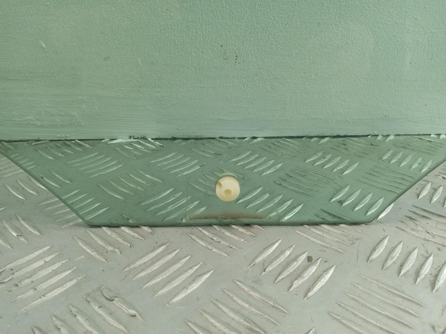 Стекло двери задней правой