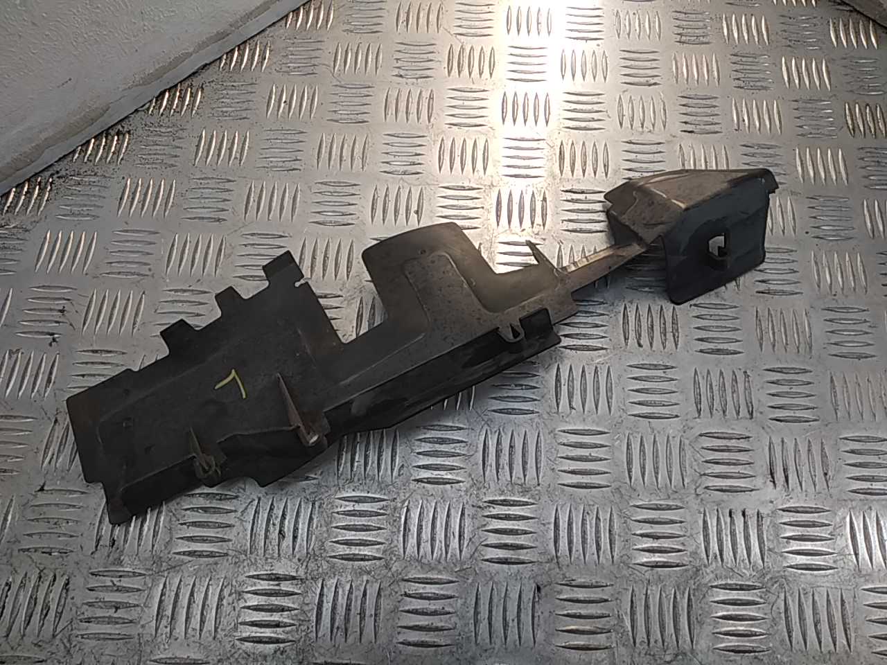 Воздуховод радиатора левый