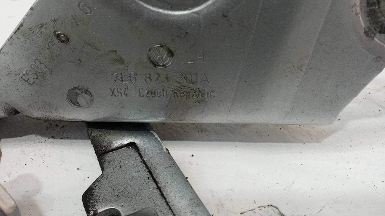 Петля капота левая