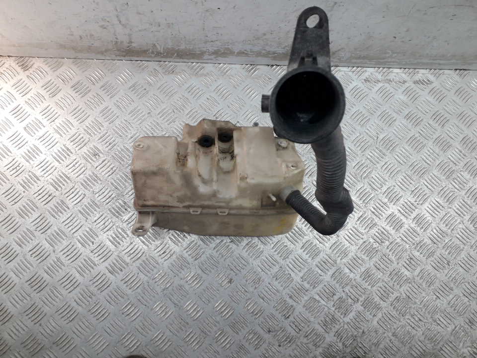 Бачок омывателя лобового стекла