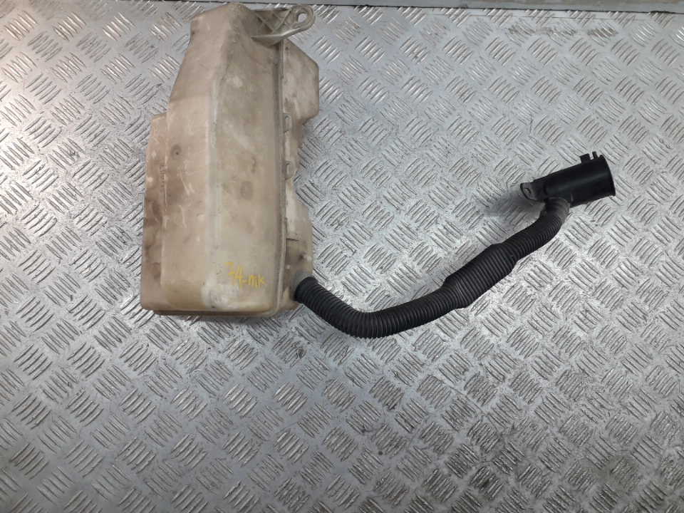 Бачок омывателя лобового стекла