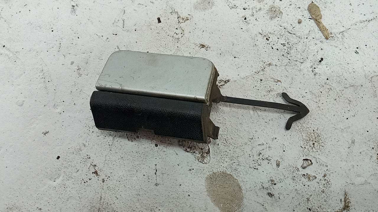 Заглушка буксировочного крюка