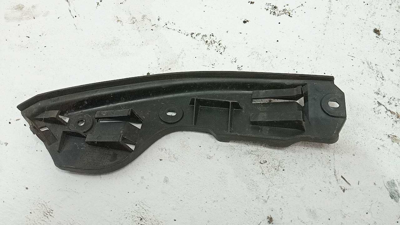 Направляющая заднего бампера левая