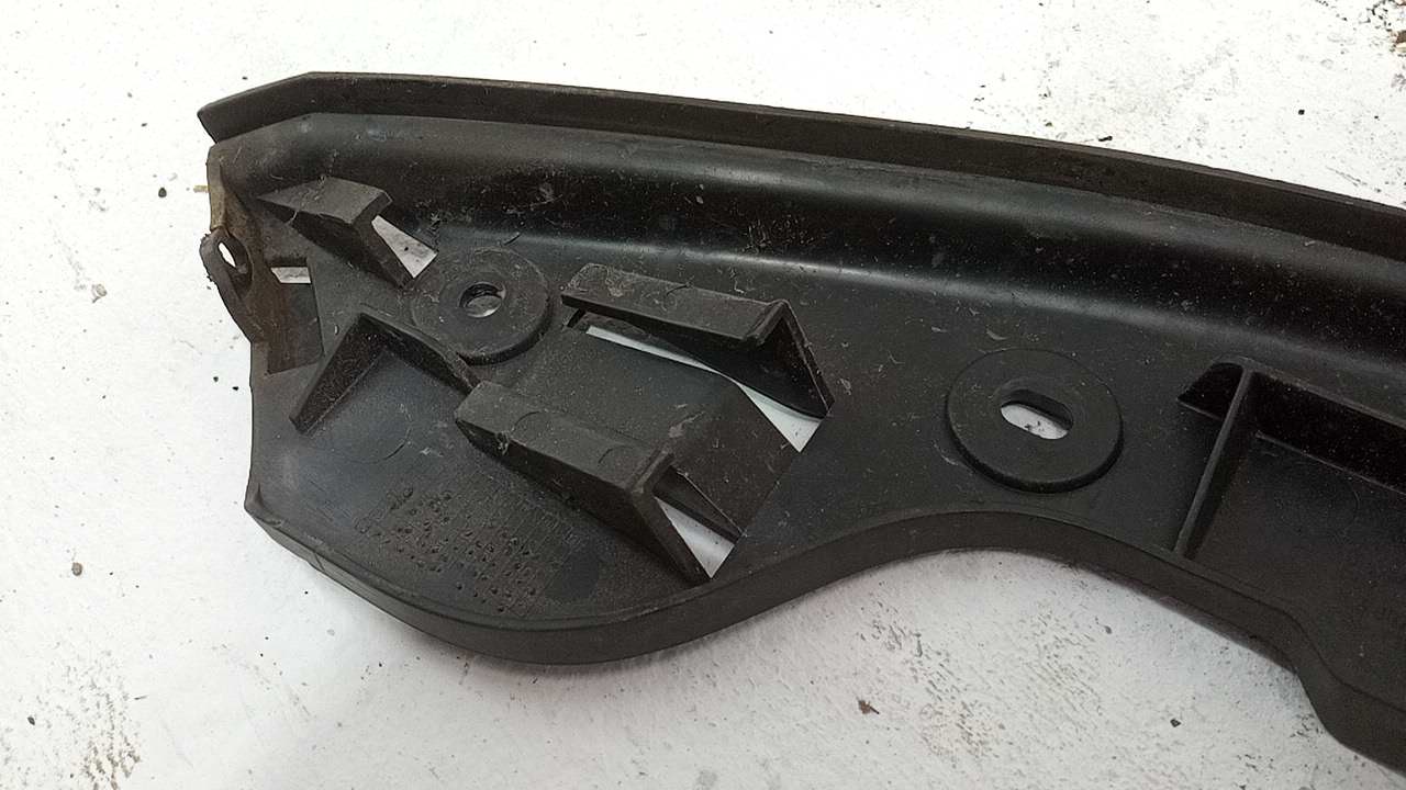 Направляющая заднего бампера левая