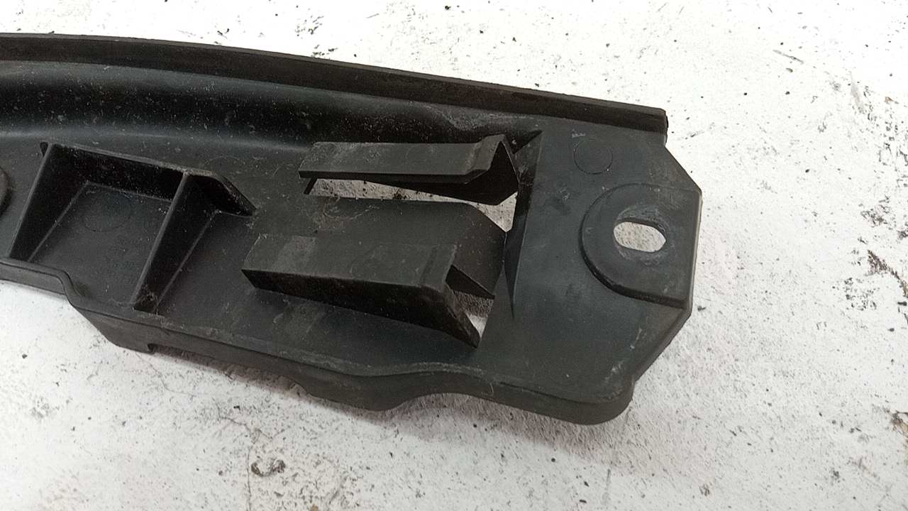 Направляющая заднего бампера левая