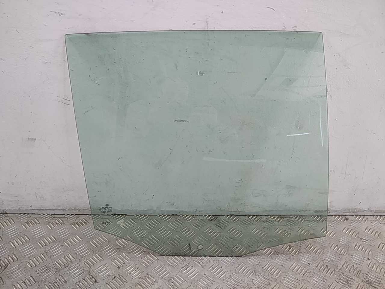 Стекло двери задней правой
