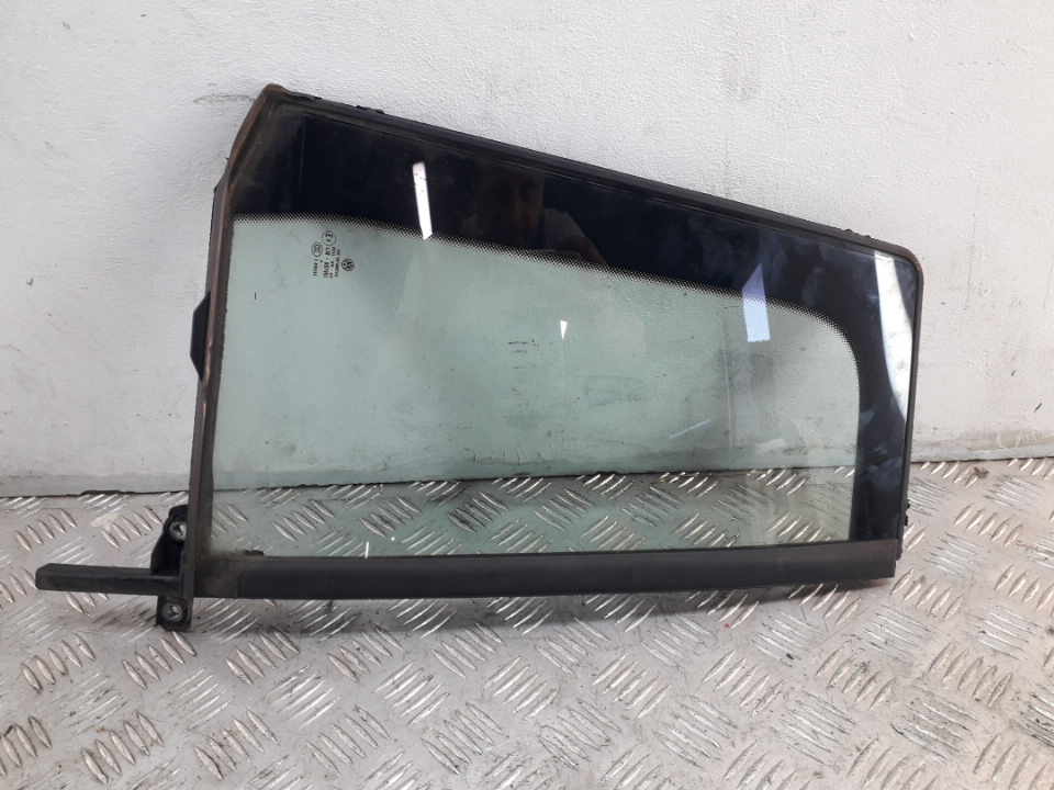 Стекло двери задней правой (форточка)