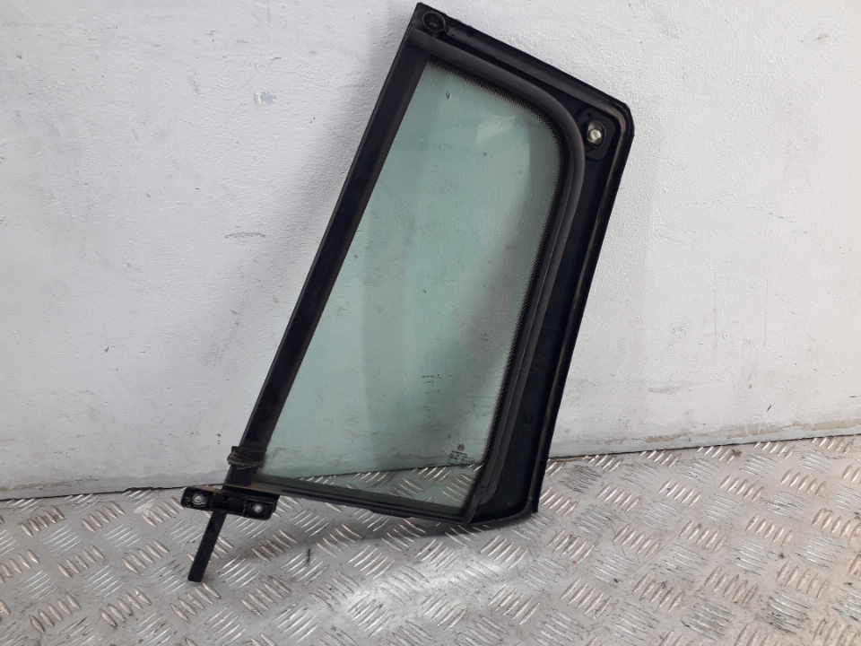 Стекло двери задней правой (форточка)