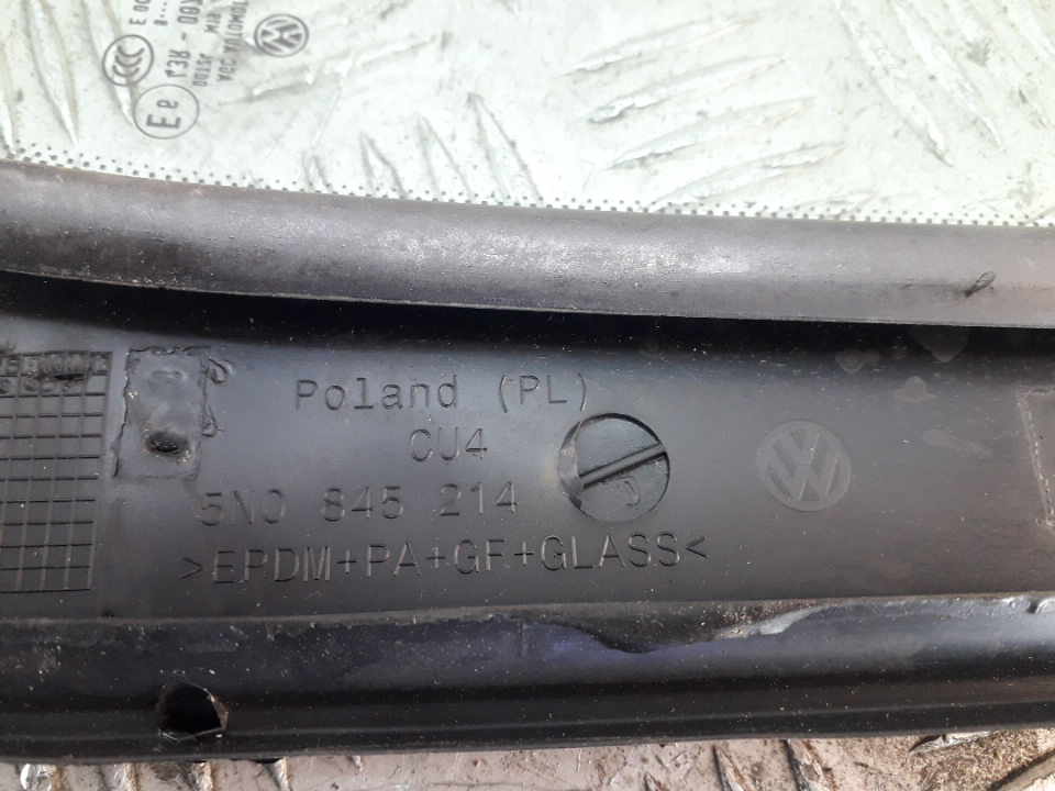 Стекло двери задней правой (форточка)