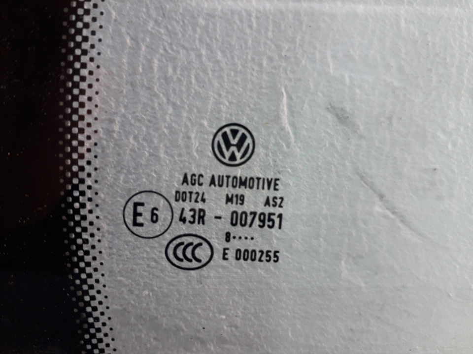 Стекло двери задней правой (форточка)