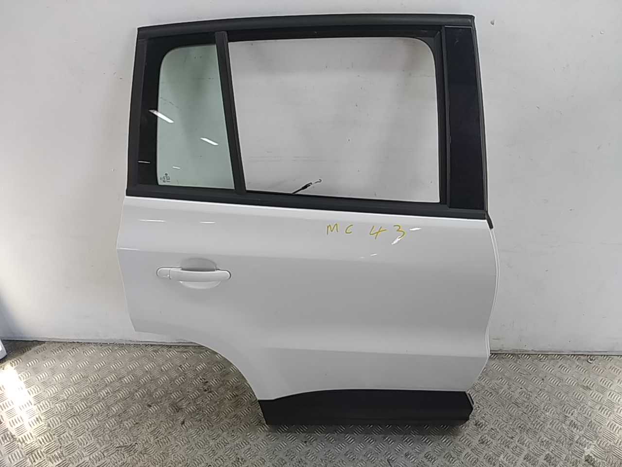 Стекло двери задней правой (форточка)