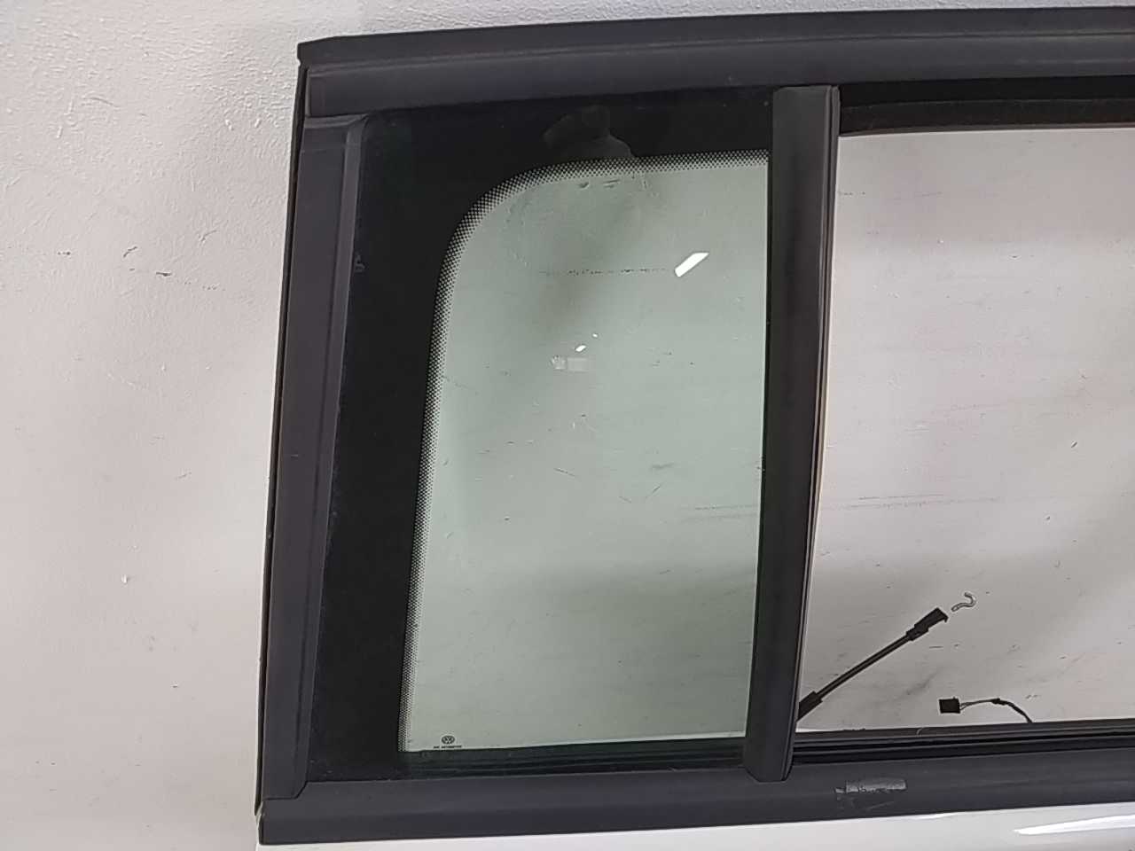 Стекло двери задней правой (форточка)